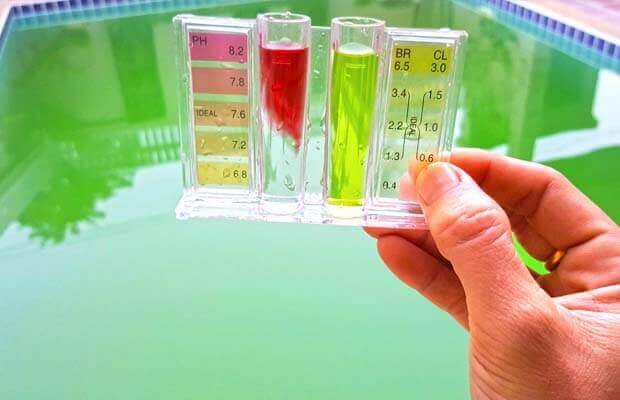 Comment nettoyer une eau de piscine verte - Produits chimiques