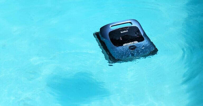 Pourquoi mon robot de piscine flotte ?