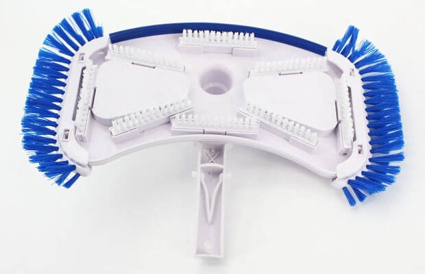 Comment entretenir correctement votre aspirateur de piscine - Inspecter les brosses