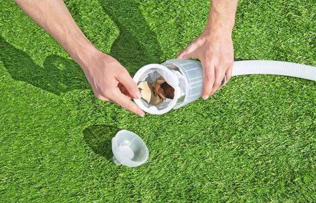 Comment entretenir correctement votre aspirateur de piscine - Nettoyer le filtre de l'aspirateur de piscine