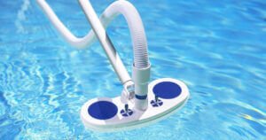Quels sont les critères essentiels pour choisir un aspirateur de piscine ?