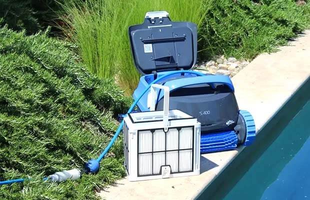 Robot de piscine Dolphin S400 au bord de la piscine