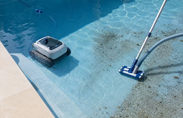 Robots-de-piscine.fr : Robot ou aspirateur : lequel utiliser ?