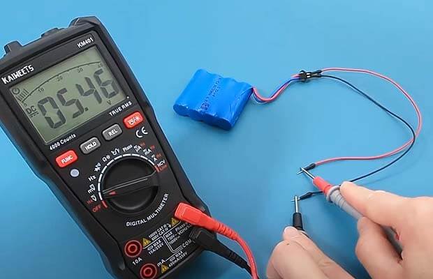 Comment entretenir correctement votre aspirateur de piscine - Surveiller la charge de la batterie